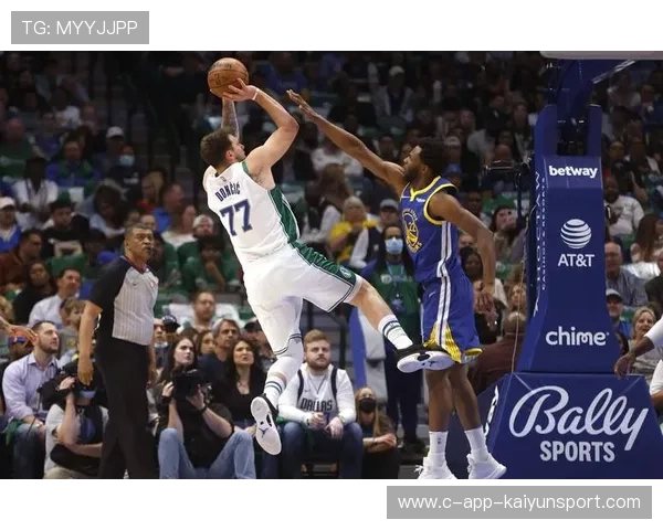 东契奇大角度传球精准命中，独行侠连续得分